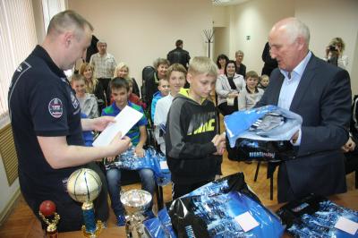 Шаукат Ахметов вручил воспитанникам СДЮСШОР «Единство» спортивную форму